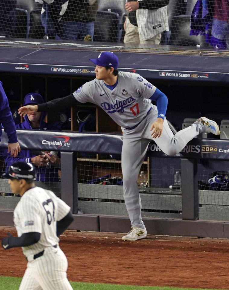 ヤンキースに勝利し、ベンチを飛び出す大谷。ドジャースはワールドシリーズ制覇にあと１勝とした