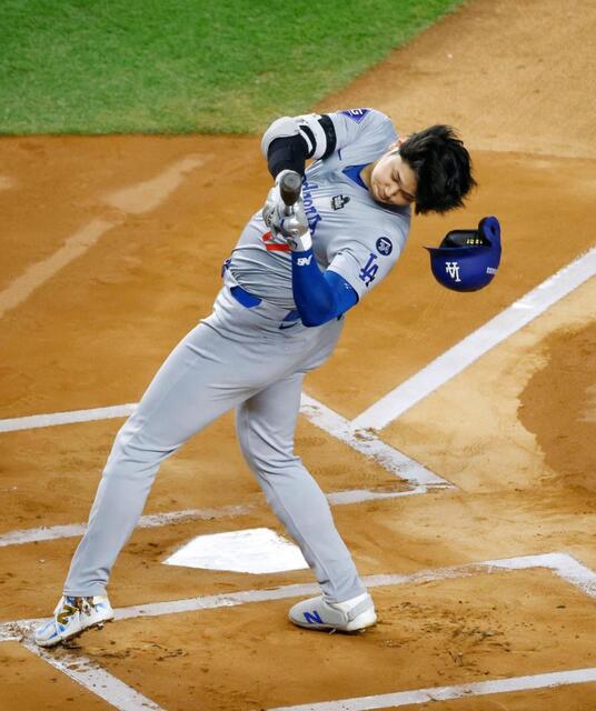 大谷翔平がヒヤリ 内角高めの危険なボールをよけてヘルメットが飛ぶ