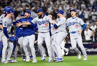 　ヤンキースを下してワールドシリーズ制覇を果たし、喜ぶドジャースの大谷（右端）＝共同