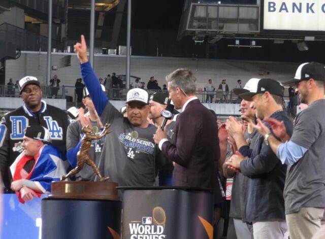 ドジャース・ロバーツ監督が絶叫「ウィー・アー・ワールドチャンピオン