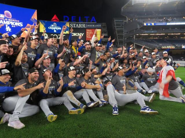 ドジャース奥さま会も歓喜 WS制覇の試合後マウンドで集合写真