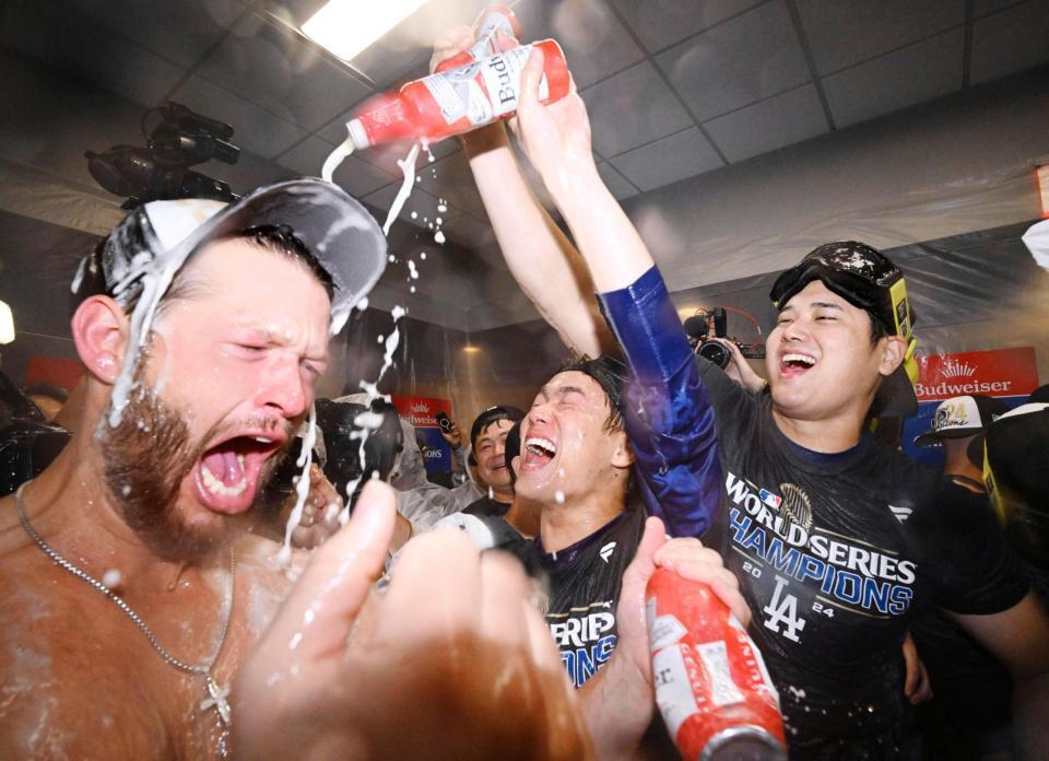 　ワールドシリーズ制覇を果たし、シャンパンファイトで盛り上がる（左から）カーショー、山本、大谷（共同）