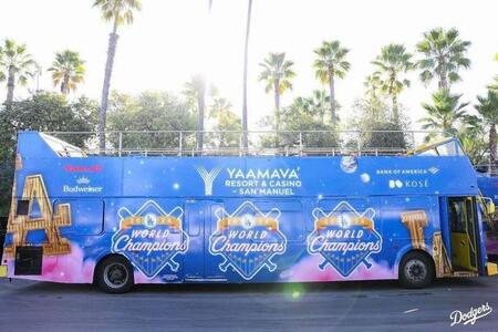 【写真】覚えてる？昨年Ｖパレードで話題になったデコピン　大谷が見たことないやわらか笑顔で抱っこしてる