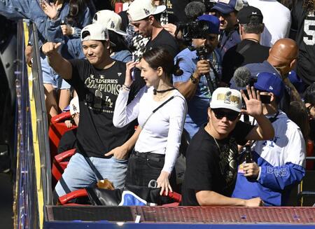 【写真】優勝報告会を終えデコピンを抱きかかえて引き揚げる大谷　寄り添う真美子さんとの３ショが絵になりすぎる