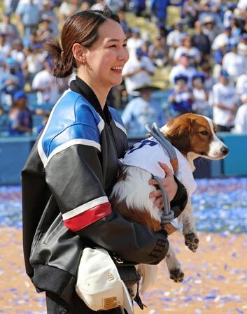 　ドジャースタジアムで行われた優勝報告会に、愛犬デコピンを抱いて姿を見せた大谷の妻・真美子さん（共同）