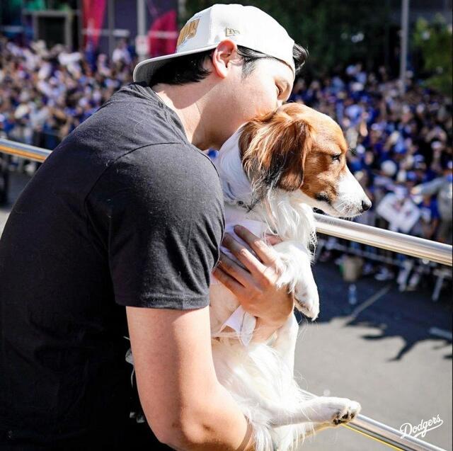大谷翔平に抱きかかえられたデコピンの姿にファン歓喜「お利口