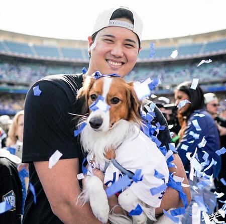 　デコピンを抱きかかえる大谷（ロサンゼルス・ドジャース提供）