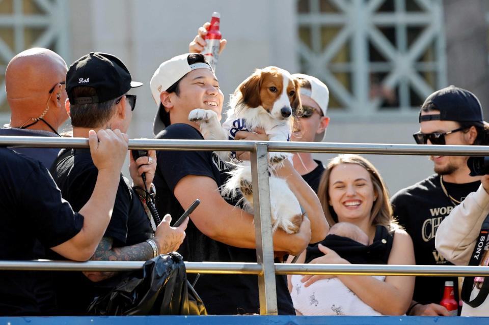 　ドジャースの優勝パレードに参加し、愛犬デコピンを抱いた大谷（ゲッティ＝共同）