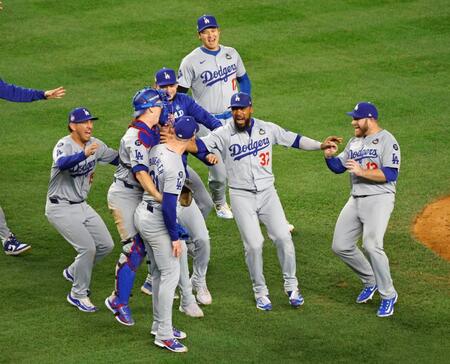 　ヤンキースを下してワールドシリーズ制覇を果たし、喜ぶ大谷（奥）＝１０月３０日（提供・共同通信社）