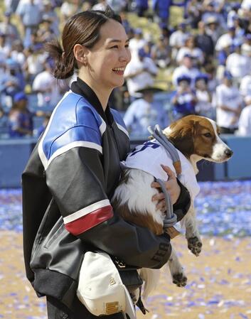 ドジャースタジアムで行われた優勝報告会に、愛犬デコピンを抱いて姿を見せた大谷の妻真美子さん＝２日（提供・共同通信社）