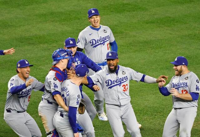ドジャース公式が「優勝への道」30分お宝映像公開 デコピンあやす