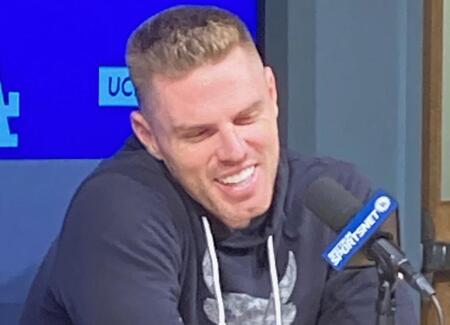 フリーマン、ベッツらがＮＢＡレーカーズの本拠地で世界一を報告　ＬＡのファン熱狂　ドジャース選手が歓声に応える