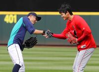 　練習の合間にマリナーズのイチロー（左）と握手するエンゼルス・大谷（１５年５月）