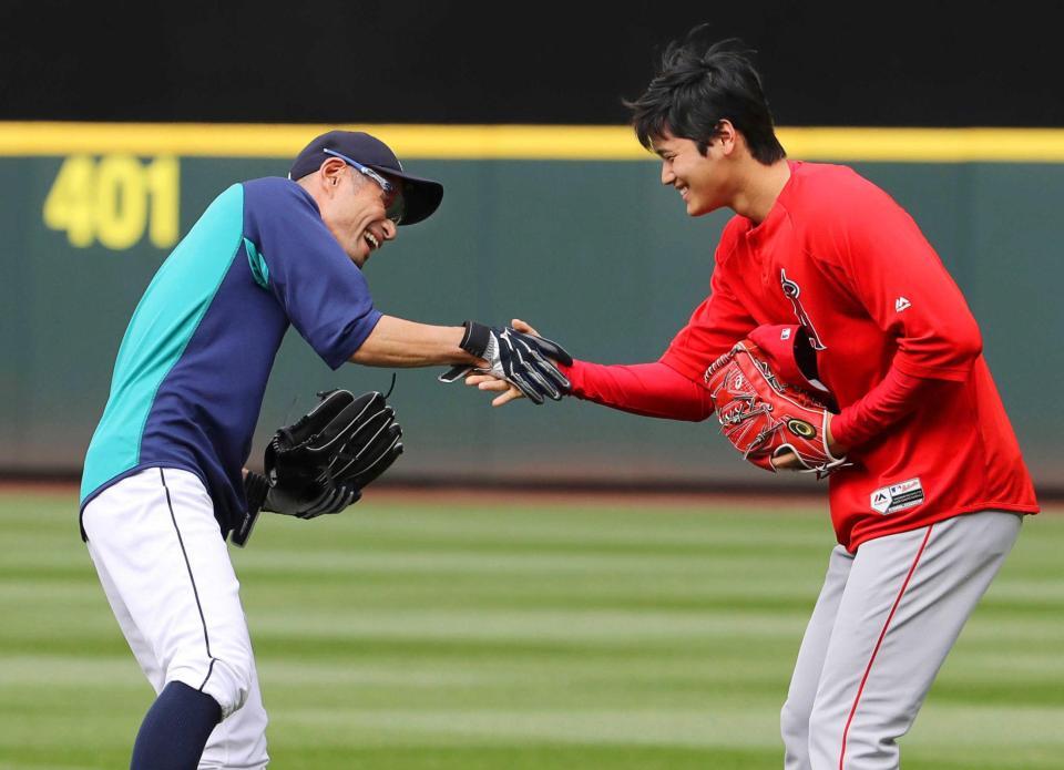 　練習の合間にマリナーズのイチロー（左）と握手するエンゼルス・大谷（１５年５月）