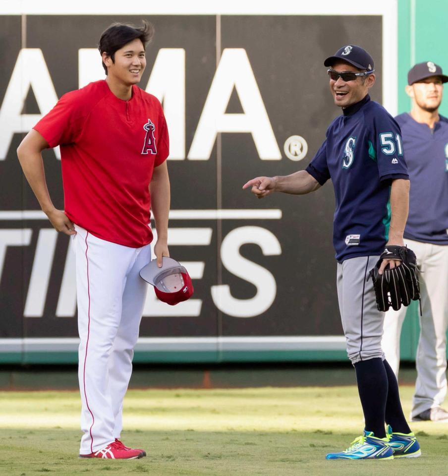 　試合前にマリナーズのイチロー（右）と談笑するエンゼルス・大谷＝アナハイム（１８年９月）