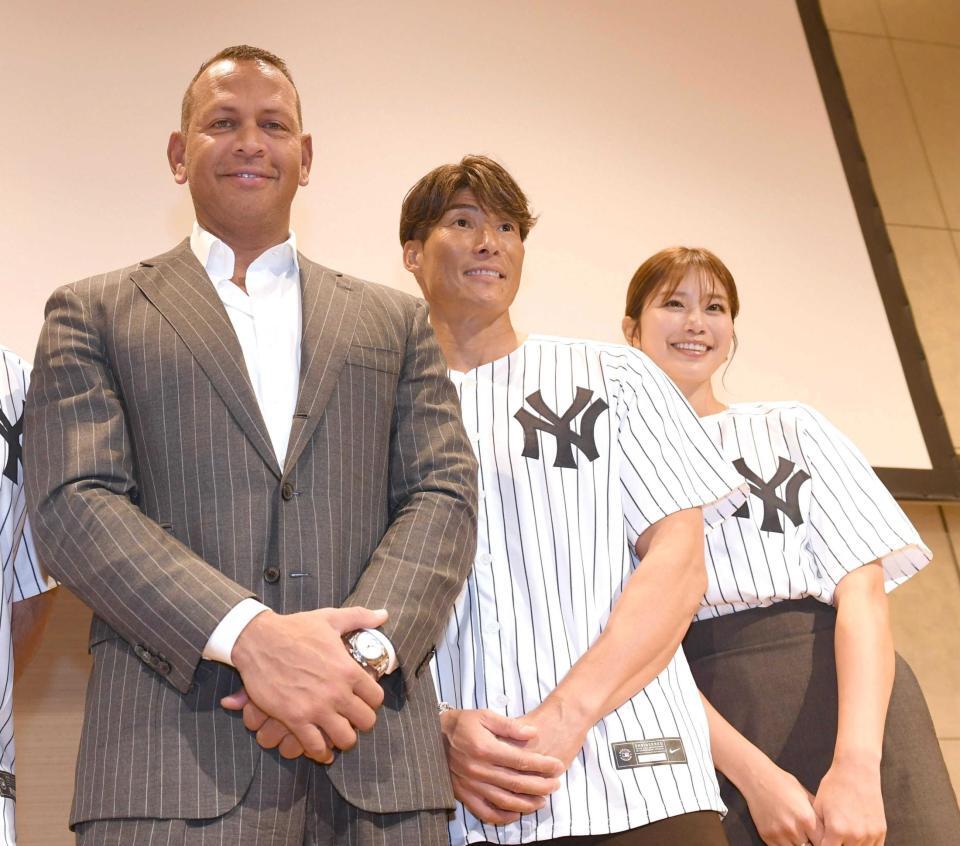 　イベントに登場した（左から）Ａ・ロドリゲス氏、阪神・糸井ＳＡ、稲村亜美（撮影・佐々木彰尚）