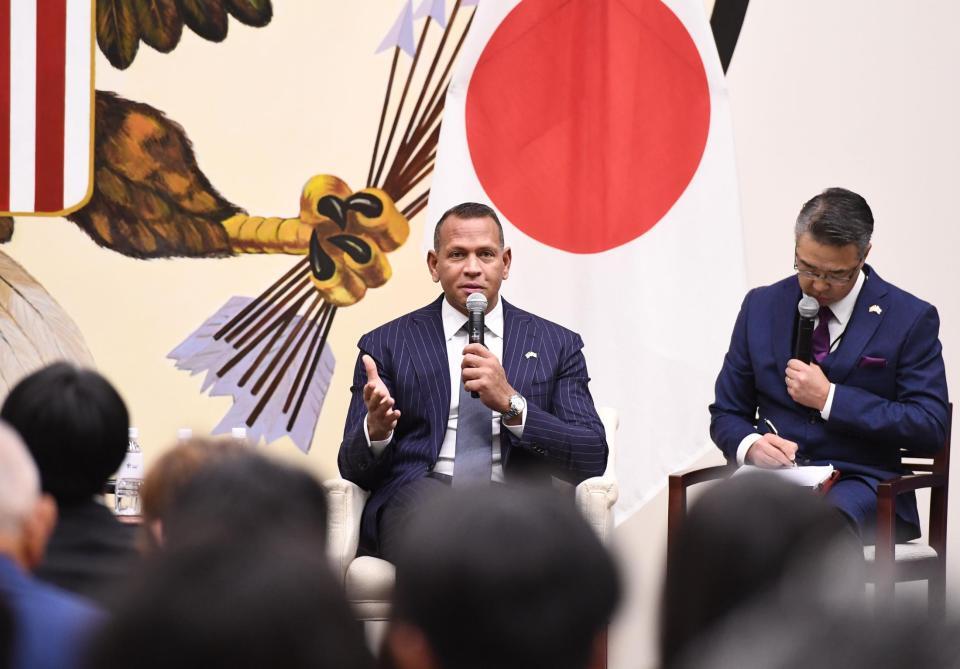 学生らの前で熱く語るアレックス・ロドリゲス氏（撮影・園田高夫）