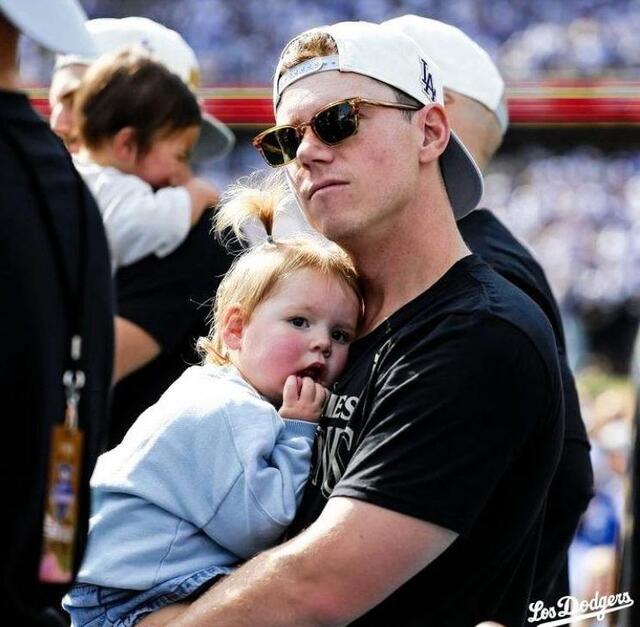 ドジャース・スミス夫人 産後3日でベビー連れWS生観戦「すごい