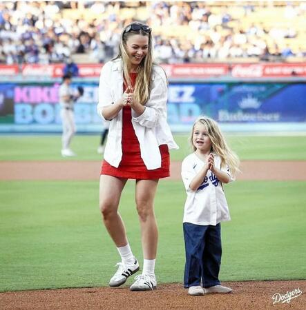 　始球式を行ったＫ・ヘルナンデスの長女と妻・マリアナさん（ロサンゼルス・ドジャース提供）