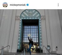 　結婚証明書を掲げるソフィアさん。モニアックのインスタグラム（ｍｉｃｋｅｙｍｏｎｉａｋ）より