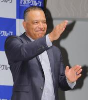 報道陣にあいさつするロサンゼルスドジャースのデーブ・ロバーツ監督＝都内のホテル（撮影・吉澤敬太）