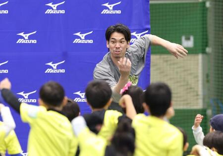 　子どもたちとマエケン体操をする前田（撮影・中田匡峻）