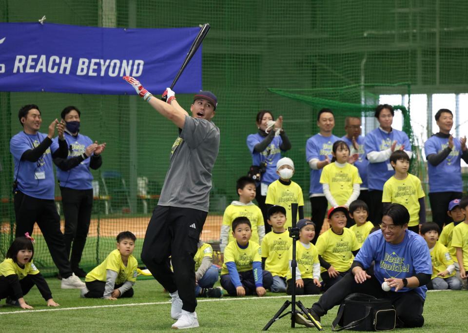 　子どもたちにバッティングを披露するヌートバー（撮影・中田匡峻）