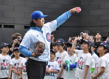 　ＭＬＢ主催の野球教室に参加したカブスの今永＝８日、東京都内