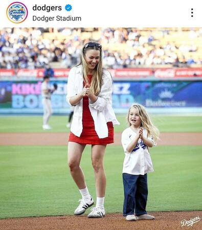 　始球式を行ったＫ・ヘルナンデスの長女と妻・マリアナさん（ロサンゼルス・ドジャース提供）