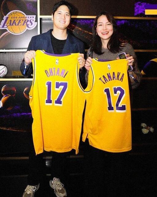 レーカーズが真美子夫人にプレゼントした「TANAKA12」のユニ