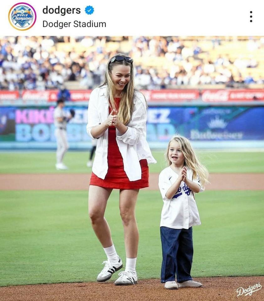 　始球式を行ったＫ・ヘルナンデスの長女と妻・マリアナさん（ロサンゼルス・ドジャース提供）