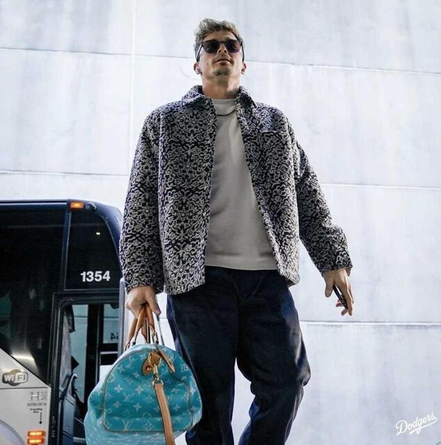 キケ・ヘルナンデスに「ファッショニスタ」の称号 球場入り