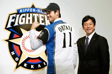 　入団会見でポーズをとる＝１２年１２月