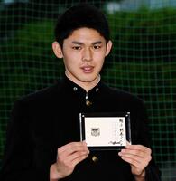 　井口監督からのメッセージ入りの交渉権確定くじを披露する大船渡時代＝１９年１０月