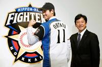 　入団会見でポーズをとる＝１２年１２月