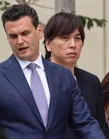 　米カリフォルニア州サンタアナの連邦地裁を出る水原一平被告（右）＝６月４日（共同）