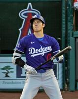 　エンゼルス戦の４回、空振り三振に倒れた大谷＝３月２６日、アナハイム（共同）