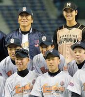 　記念撮影で笑顔を見せる（後列左から）松井秀喜氏、大谷（２０１５年３月）