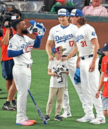 　本塁打競争に出場するドジャースのチームメート、Ｔ・ヘルナンデス（左）に声をかける大谷（中央）＝２０２４年７月１５日