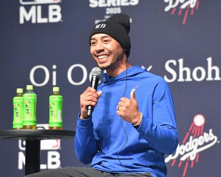 　お茶をひとくち飲んで「おいしい！」と笑顔を見せるベッツ（撮影・佐藤厚）