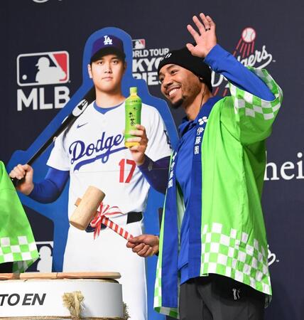 　鏡開きをするベッツ（撮影・佐藤厚）