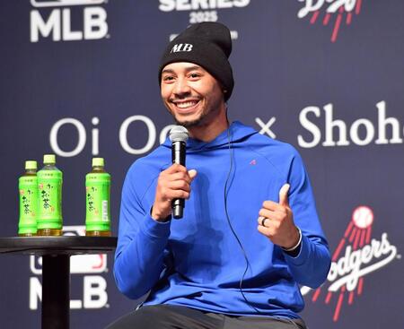 　お茶をひとくち飲んで「おいしい！」と笑顔を見せるベッツ（撮影・佐藤厚）