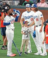 　本塁打競争に出場するドジャースのチームメート、Ｔ・ヘルナンデス（左）に声をかける大谷（中央）＝２０２４年７月１５日