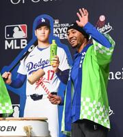 　鏡開きをするベッツ（撮影・佐藤厚）