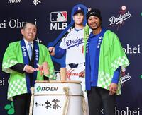 　伊藤園・本庄周介副社長（左）と鏡開きをするベッツ（右）＝撮影・佐藤厚