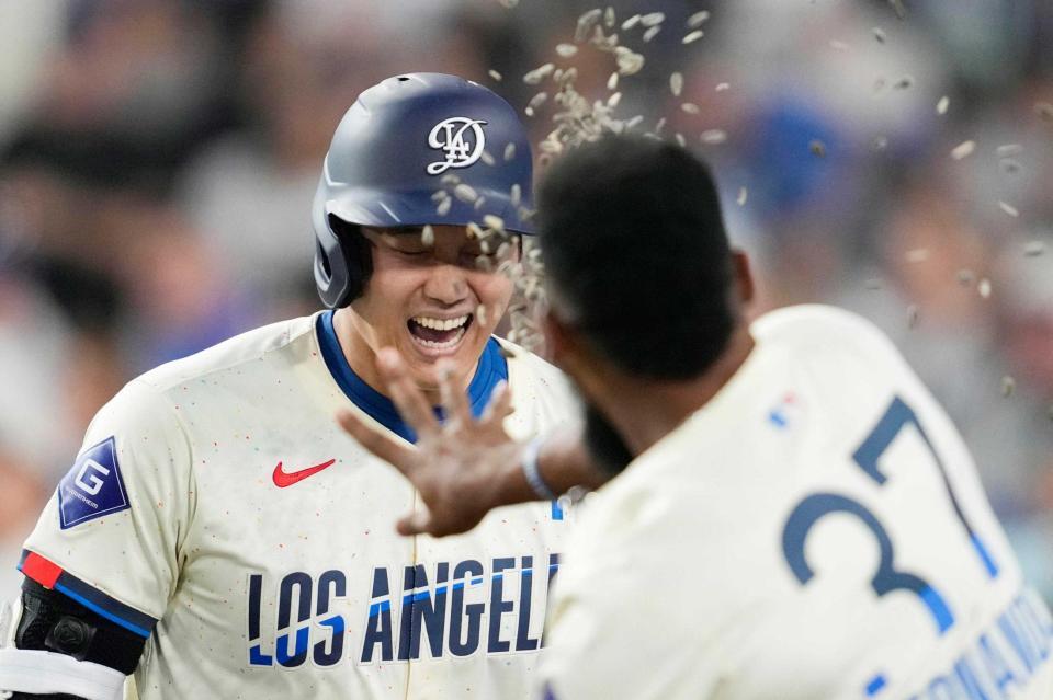 　レイズ戦の５回、２試合連続本塁打となる４１号２ランを放ちＴ・ヘルナンデス（手前）に祝福される大谷＝２０２４年８月２４日