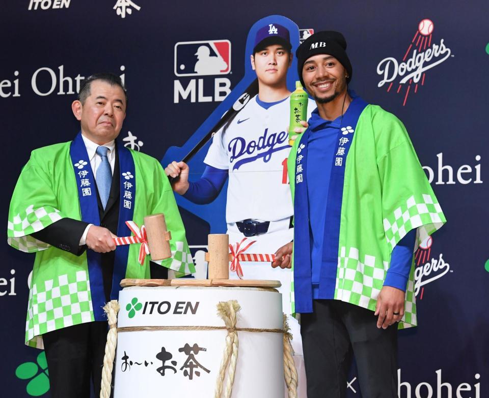 　伊藤園・本庄周介副社長（左）と鏡開きをするベッツ（右）＝撮影・佐藤厚