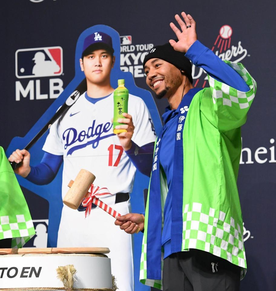 　鏡開きをするベッツ（撮影・佐藤厚）