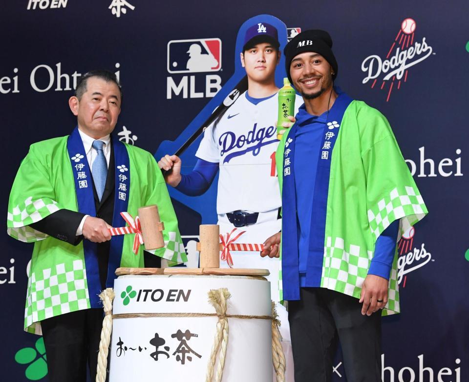 　伊藤園・本庄周介副社長（左）と鏡開きをするベッツ（右）＝撮影・佐藤厚