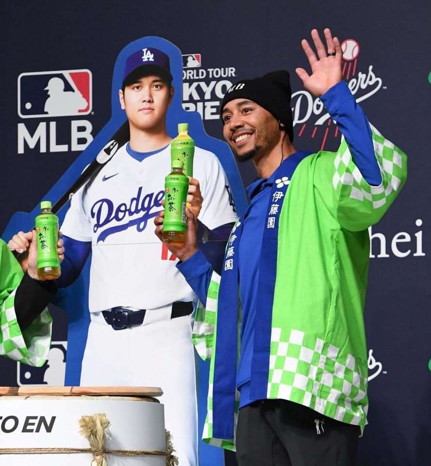 　大谷の写真パネルと並んで笑顔を見せるベッツ（撮影・佐藤厚）